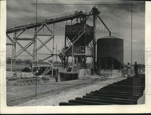 1941 press photo - photo, cement